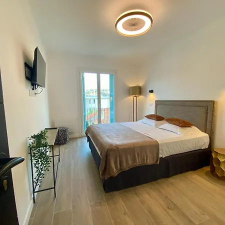 Elegance & Sleek Design In Apartament *