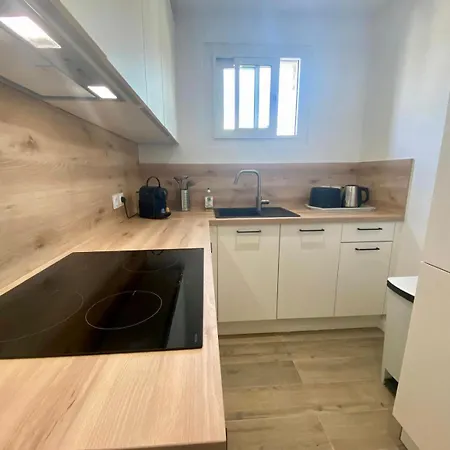 Elegance & Sleek Design In Apartament *