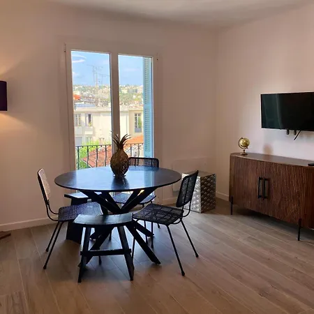 Elegance & Sleek Design In Apartament Nicea