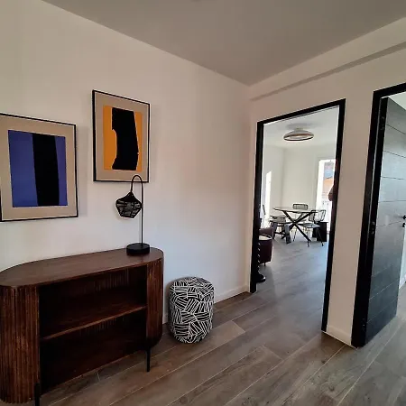 Elegance & Sleek Design In Lejlighed *